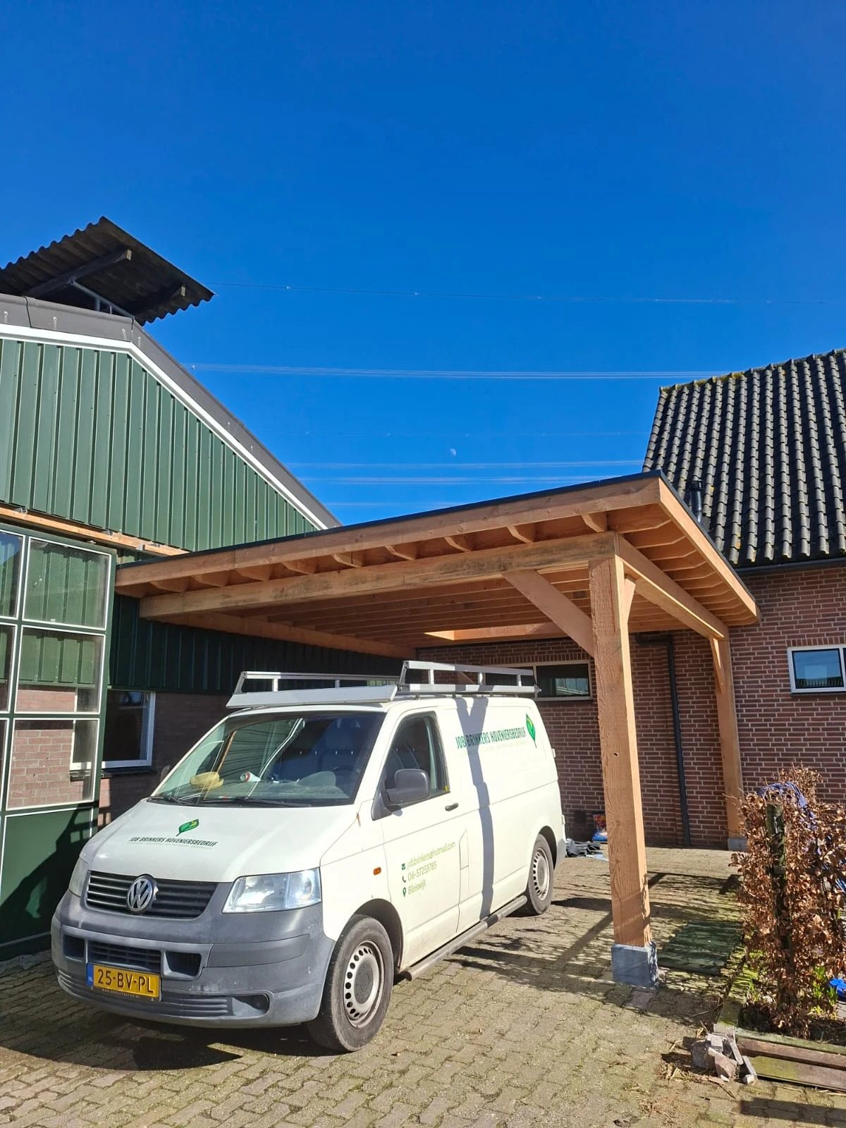 Houten overkapping gerealiseerd door Job Brinkers Hoveniersbedrijf