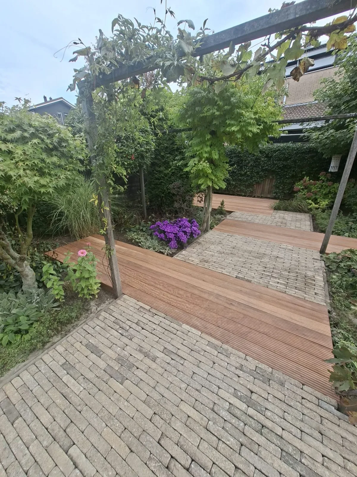 Houten vlonder in groene tuin