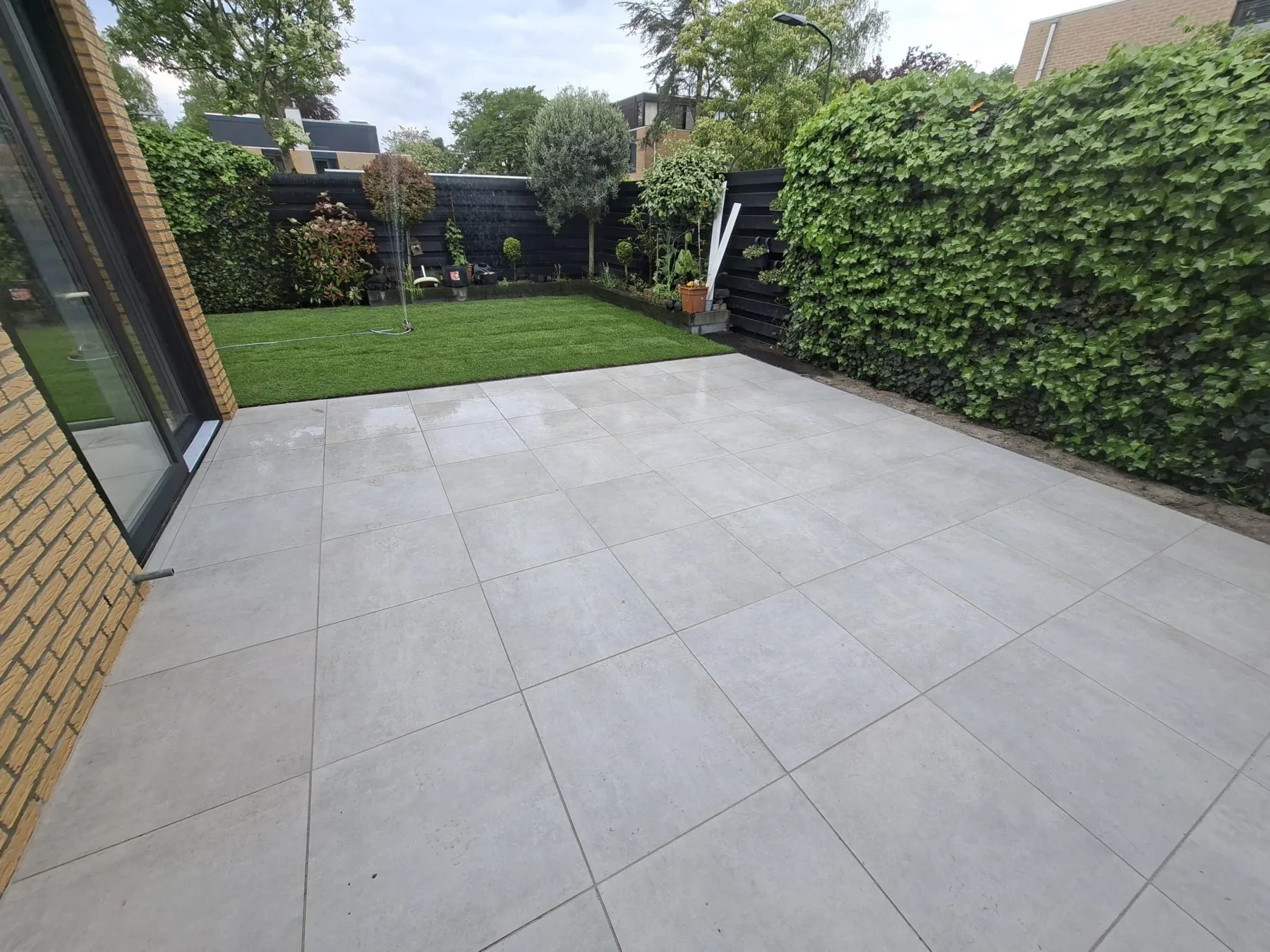 Terras met grote tegels
